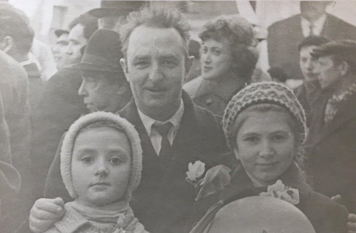 Таня Каменева (слева) и Ира Каменева (справа) с отцом