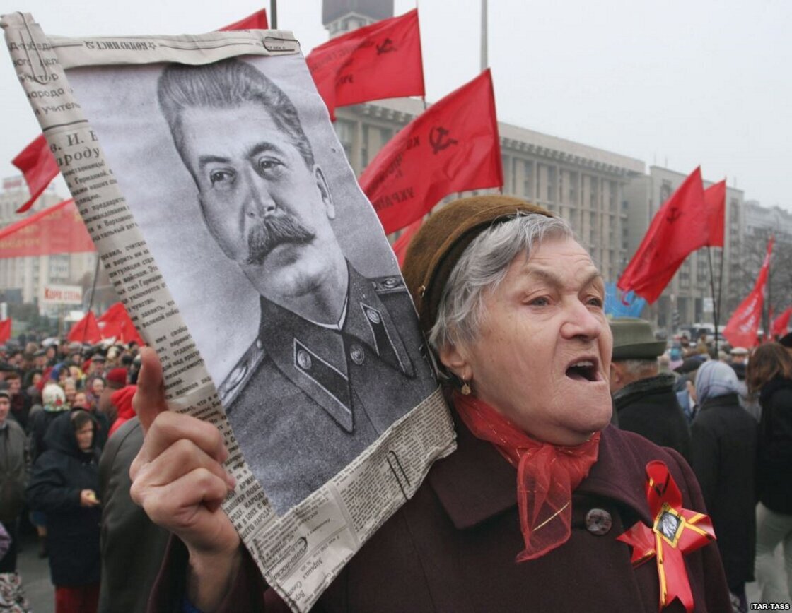 сталинисты. сталинисты. сумасшедшие коммунисты. сталинисты. митинг сталинистов.
