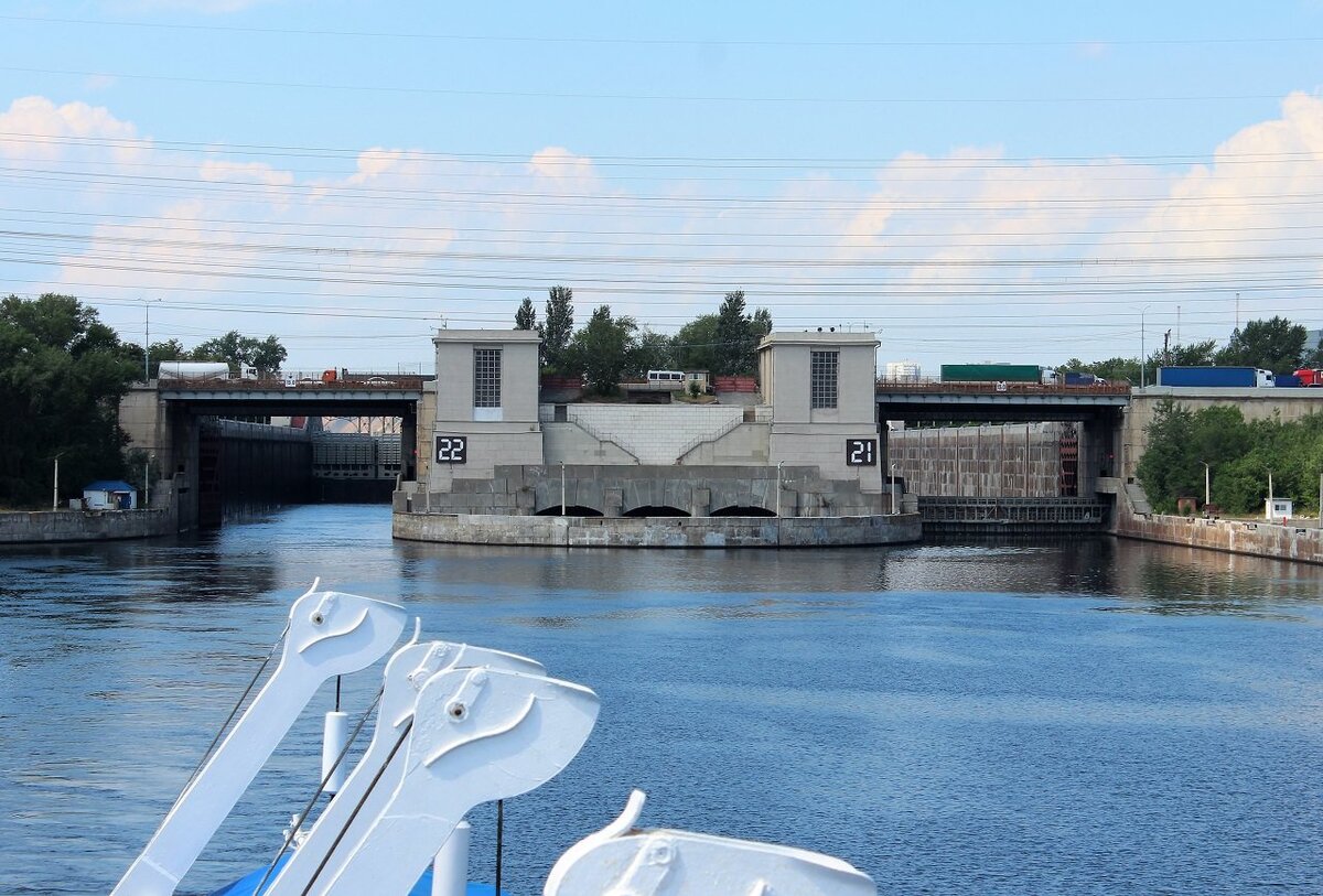 Обратите внимание, ворота шлюза открыты, а наверху беспрепятственно двигаются через шлюз автомобили, потому что теплоход вышел из шлюза