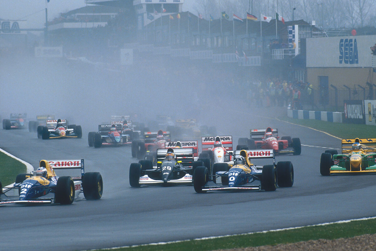 Старт того самого Гран При Европы 1993 года. Ален Прост управляет автомобилем номер 2
