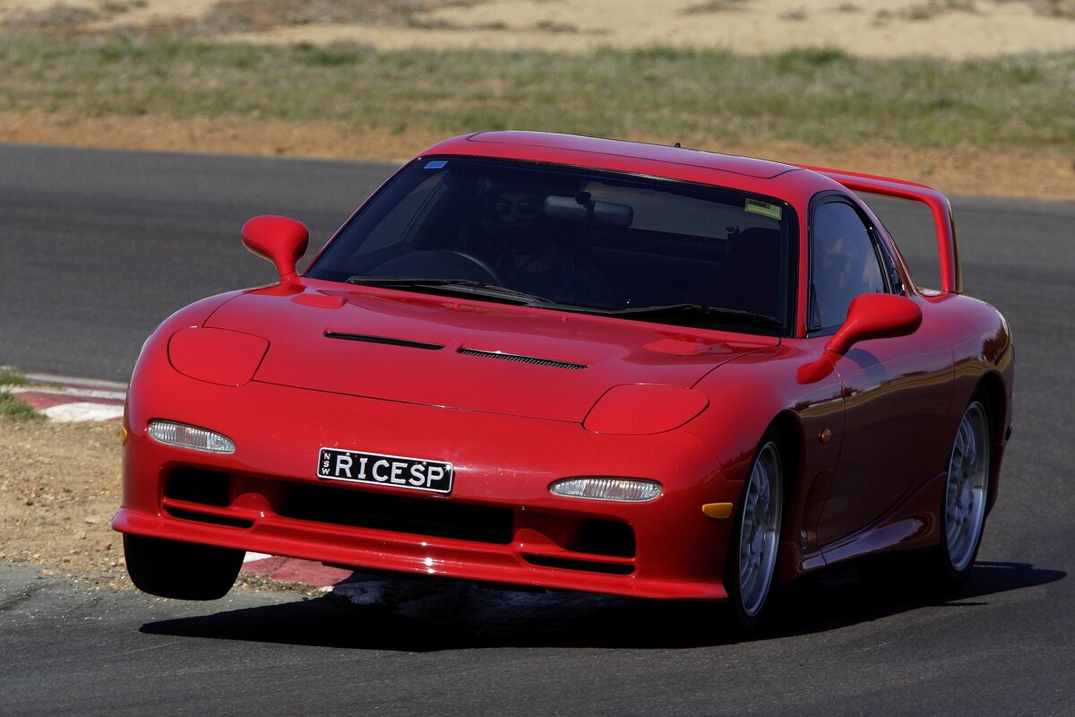 Красная Мазда rx7