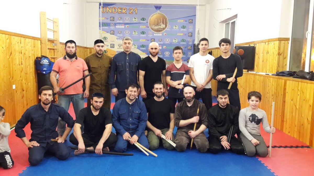 После одной из тренировок. Фото автора. В синей форме в центре среди сидящих - будущий мэр Грозного, инициатор создания клуба.