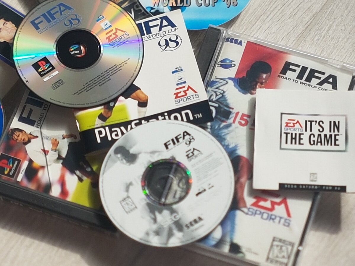 FIFA'98 Sony PlayStation, FIFA'98 Sega Saturn.EA Sports - It's in the game.