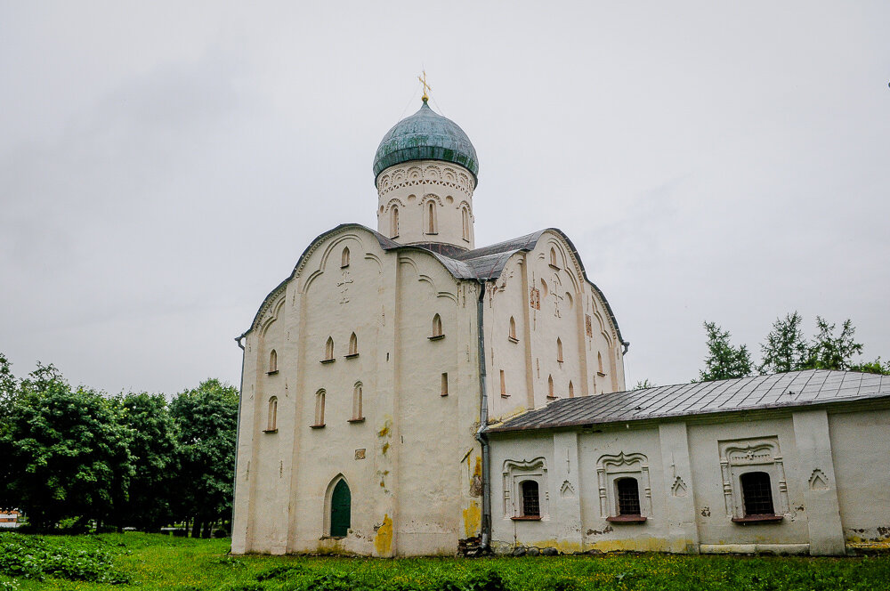 соборная площадь коломна храмы. поломять валдайский новгородской. великий новгород знаменский монастырь скамья на улице. красивые фото новгородской земли. старая русса великий новгород.