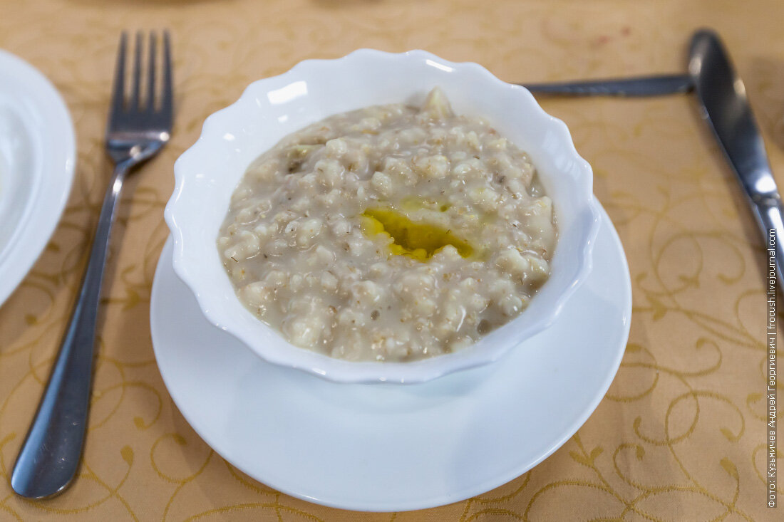 Каша овсяная на черной тарелке