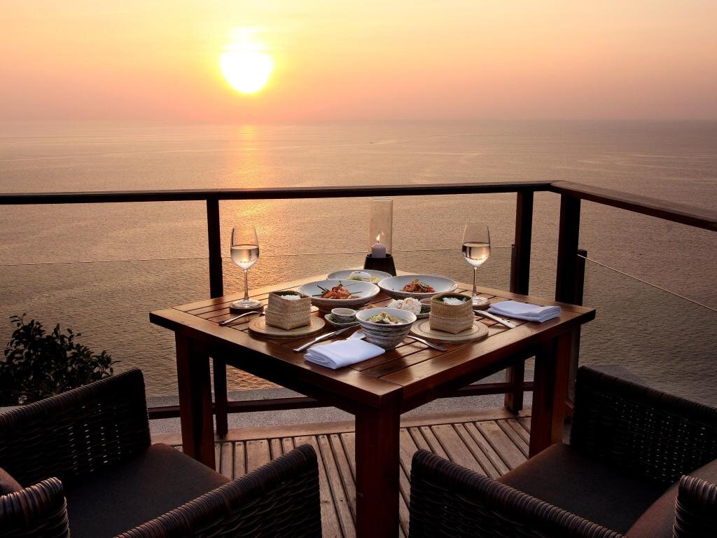 Вид с нашего столика в ресторане "Diavolo Restaurant at Paresa Resort"