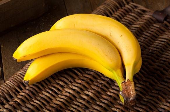 Калорийность банана Калорийность банана составляет 95 ккал на 100 грамм продукта. Белки, г:  1.5  Жиры, г:  0.2  Углеводы, г:  21.8 Банан – ягода?-2