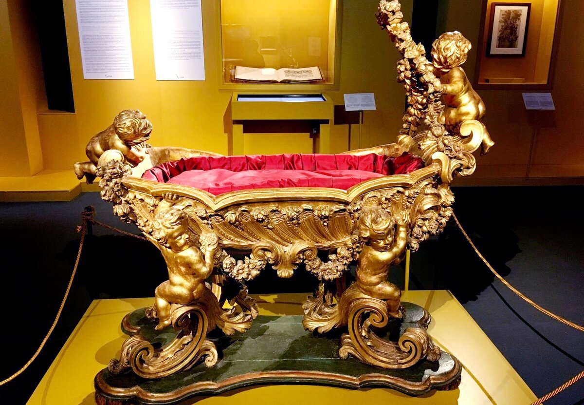 Шелковое убранство колыбели для наследника престола во дворце Питти (Италия)