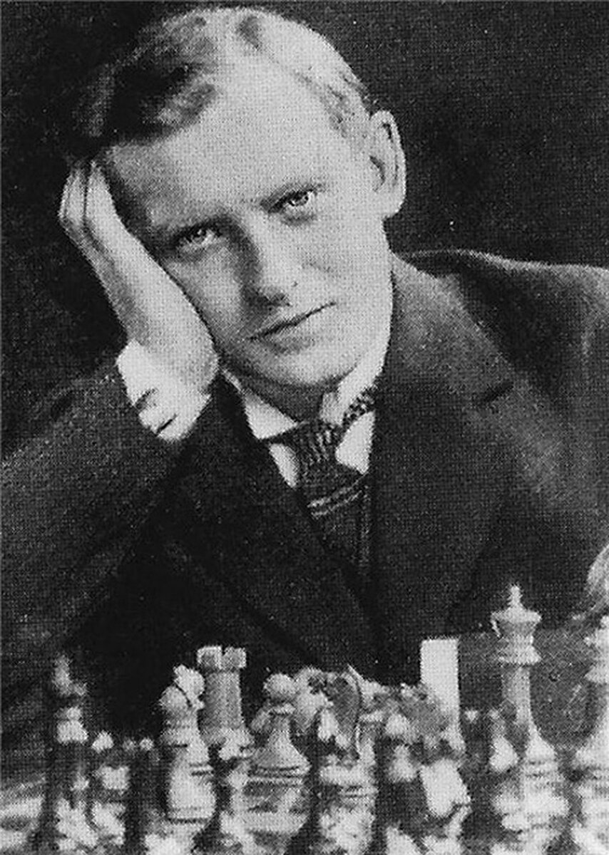 Это четвертый чемпион мира по шахматам Александр Алехин