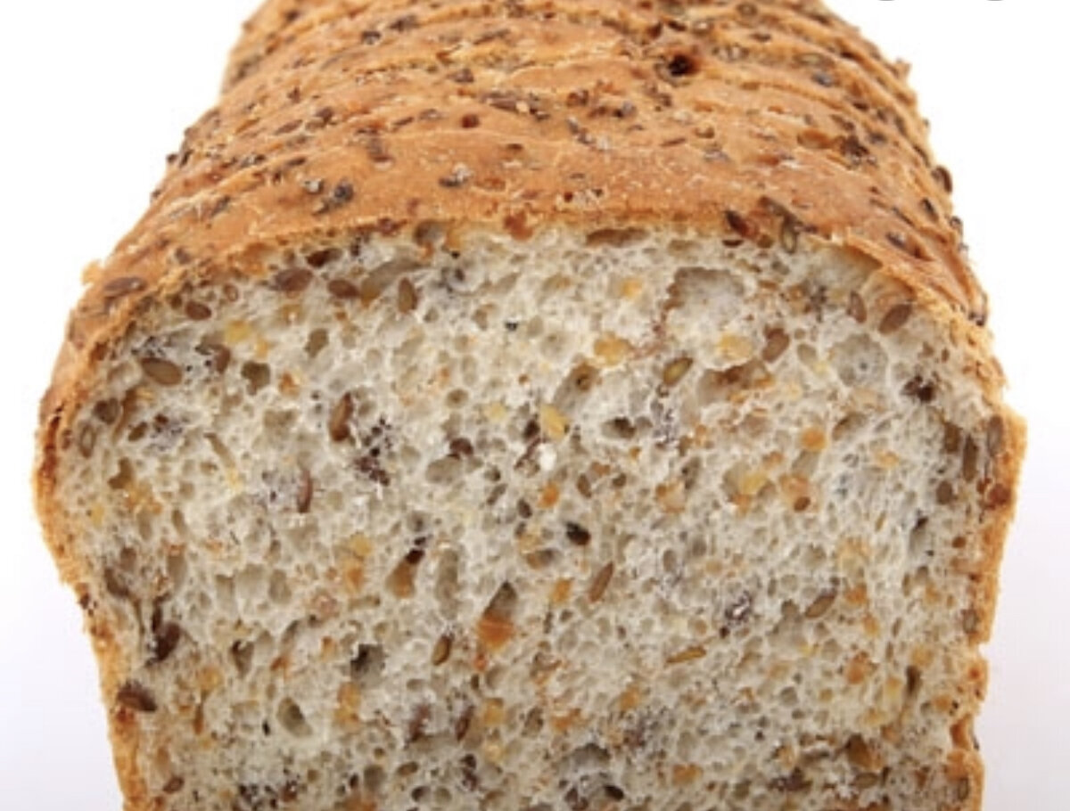 Суточная норма клетчатки для взрослых составляет 25–30 г и она должна быть удовлетворена с помощью пищи, а не посредством добавок, по данным Медицинского центра Сан-Франциско при Университете Калифорнии (University of California, San Francisco Medical Center), США. К счастью, клетчатка содержится во многих продуктах питания. Ее разделяют на растворимую и нерастворимую и оба вида должны присутствовать в рационе. Растворимая клетчатка поступает из таких продуктов, как овес, ячмень и горох, и растворяется в воде, нерастворимая содержится в фасоли и овощах — не растворяется в воде и проходит через пищеварительную систему без изменений. С помощью всего нескольких изменений в рационе питания человек может добавить столь важный компонент, как клетчатка, в свою диету.

Добавьте в рацион питания семена. Употребление семян, например, льна, — хороший способ добавить больше клетчатки в диету. Кроме того, семена содержат небольшое количество углеводов. Всего 1 г семян льна обеспечивает 10% ежедневного рекомендуемого количества клетчатки в рационе питания.