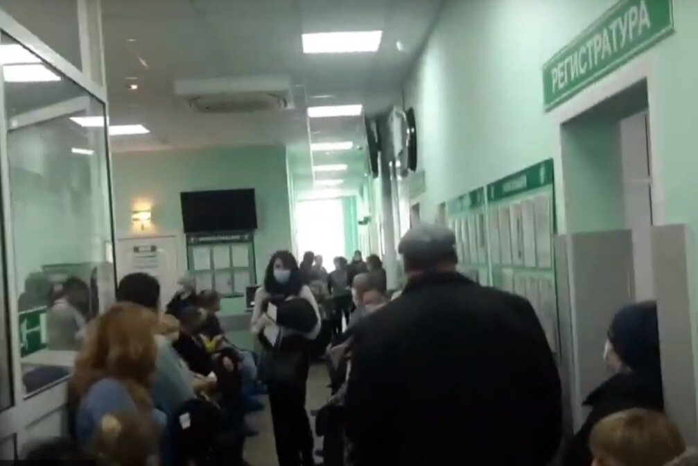 Скриншот с видео Максима Пивоварова, Курганская поликлиника по ул.Кравченко