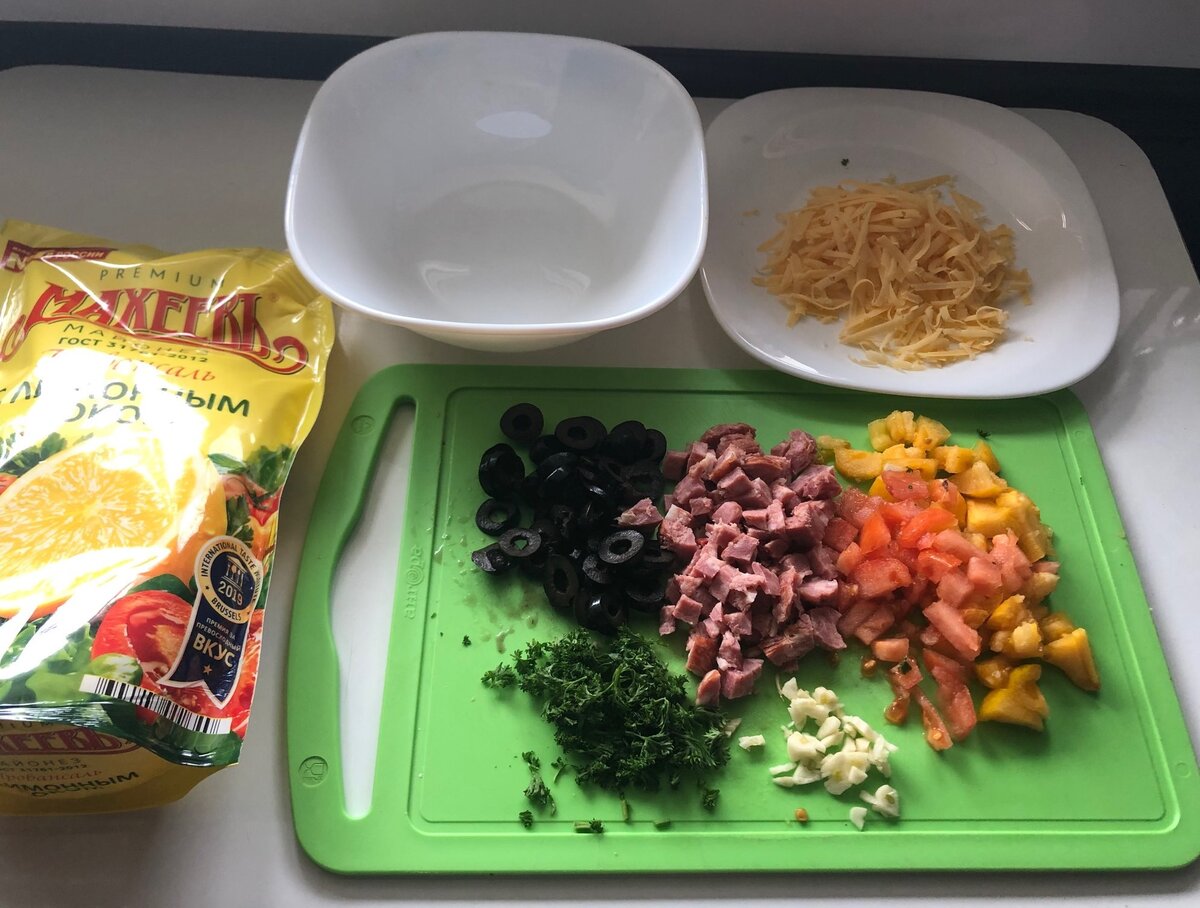 Помидорки, ветчина, оливки, сыр, чеснок, зелень.