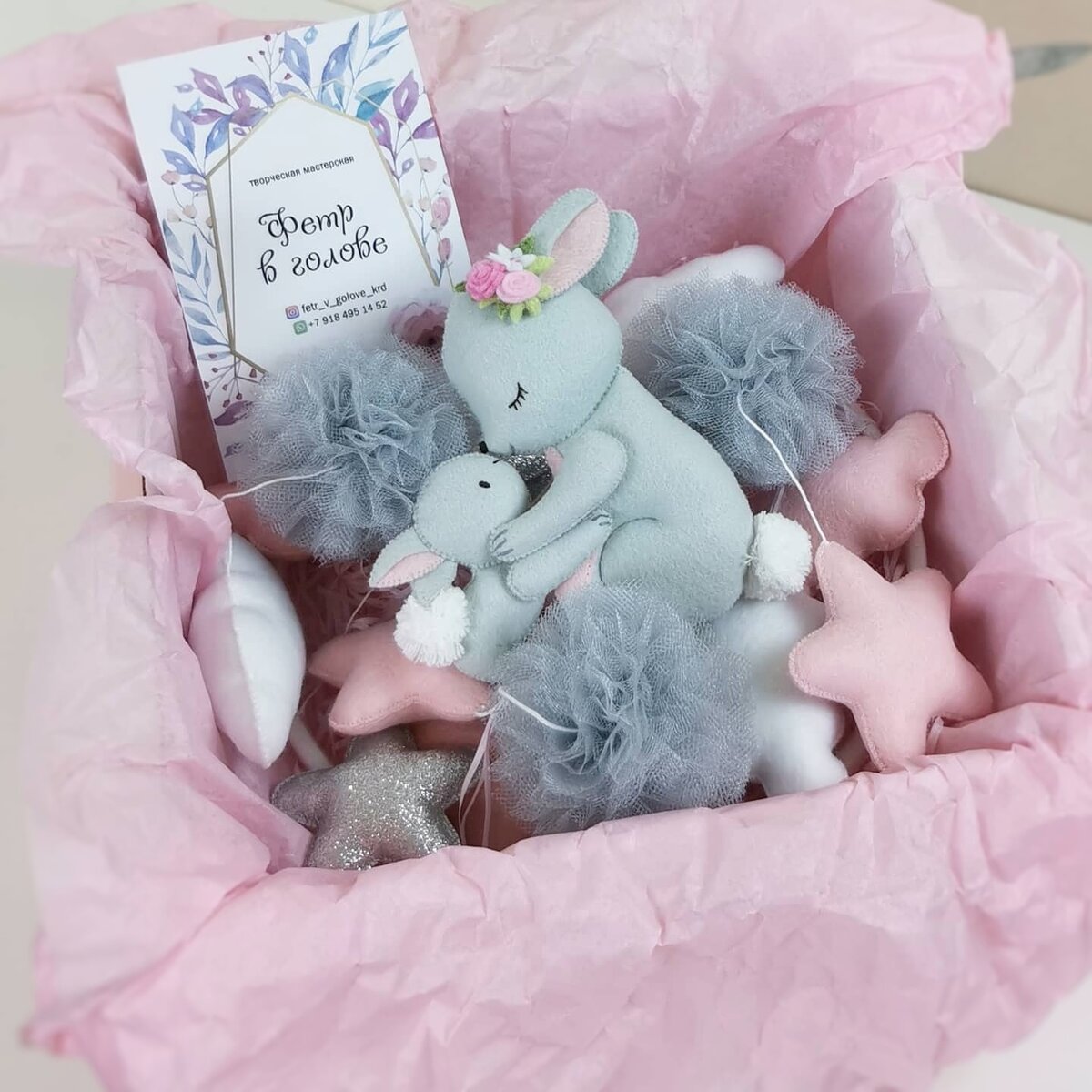 
⠀
     Знаете, что было равно аду в первые месяцы работы мастерской? Это отправка. Пишу: как будет удобнее получить мобиль? А сама скрещиваю пальцы. Хоть бы не почтой, хоть бы не почтой.🙏
⠀
       Ведь отправки проходили как под копирку. Могли меняться действующие лица, время дня, а вот толпа жаждущих получить пришедшее по почте добро, уставшие от кутерьмы почтальоны и 30-50 минут ожидания оставались неизменными. Ну и дочка крутящаяся у ног со словами: "Мам, а мам. Долго ещё?", добавляла общей картине перчинку.
⠀
       С транспортными компаниями было проще. Пришёл, заполнил и отдал. Ни тебе очередей, ни ещё какой напасти.
⠀
      А недавно в переписке со знакомой я узнала, что она оформляет и оплачивает отправления через личный кабинет почты России. Единственное, что остаётся это принести посылку без очереди в отделение связи. И готово! Сначала переживала. Вдруг не зарегистрирую или потеряют посылку. Но волнения оказались пустыми. Количество отправку росло, а накладок не было.
⠀
          Вот так и случилась наша любовь с почтой. Сегодня она для меня фаворит. А на злобное в спину: "Девушка здесь очередь", я лишь улыбаюсь и думаю, что у тех несчастных людей отстаивающих часами тоже когда-нибудь будет взаимность с почтой.
⠀
     П. С.                                                                                             Ещё я открыла для себя доставку почтальоном на дом всего за 100 ₽. И электронную запись в отделение для получения посылок 😉.
⠀
А у вас какие отношения с почтой?