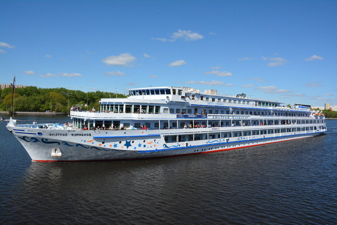 "Классический" круизный четырехпалубный теплоход "Дмитрий Фурманов", проект 302, построенный в Германии