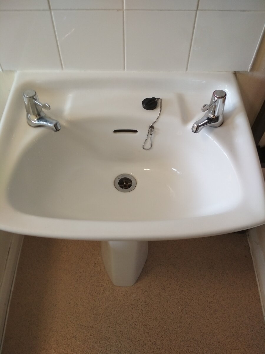 Вот такие отдельные краники стоят во многих британских домах