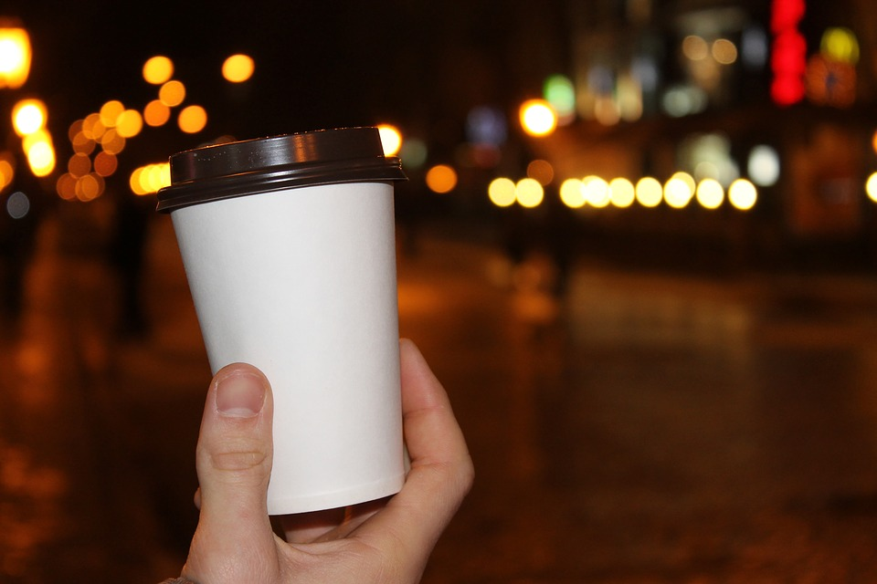 Фото взято с https://pixabay.com/ru/photos/coffee-cup-lights-evening-night-2389955/