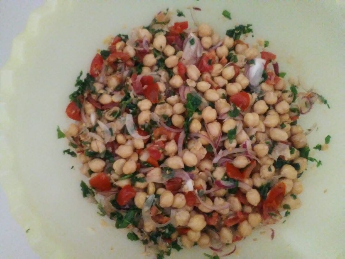 салат с консервированным нутом