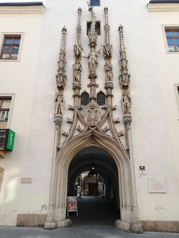 Портал над главным входом. Искривленную башенку хорошо видно, а если приглядеться, то можно рассмотреть крокодила (фото из личного архива)