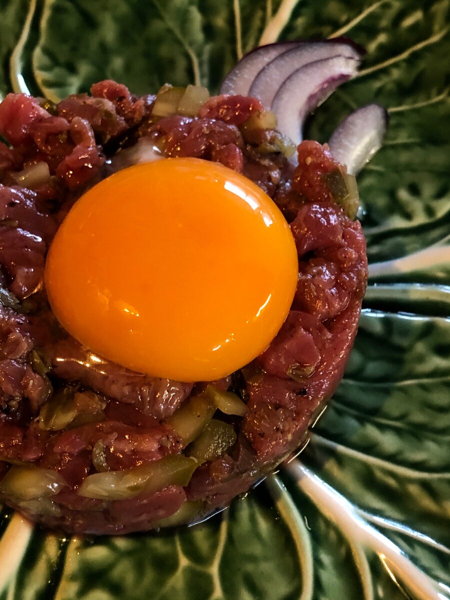 На португальском керамическом листике савойской капусты и с улыбкой солнца тартар  божественен. Исчез он стремительно, и отправился творить гемоглобин