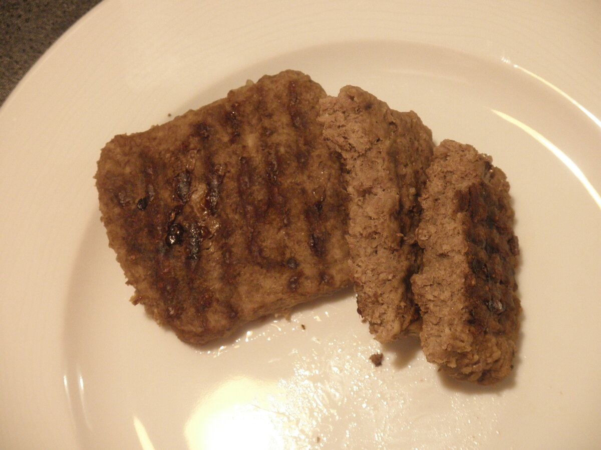 Внутри упаковки стейков Био и после гриля. Фото автора.