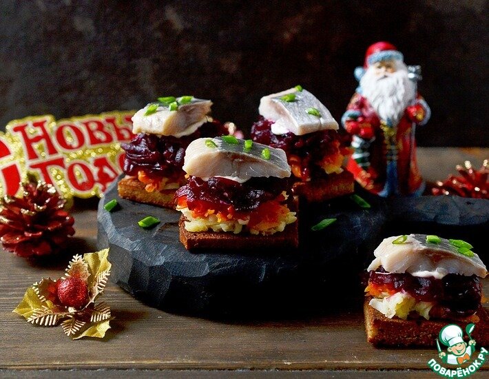 Закуски с сельдью, пожалуй, самые популярные и исчезают со стола первыми. Это блюдо по сочетанию вкусов напоминает Сельдь под шубой, но имеет порционную подачу. Если Вы любите фуршетные закуски, то эта достойная альтернатива традиционному блюду.