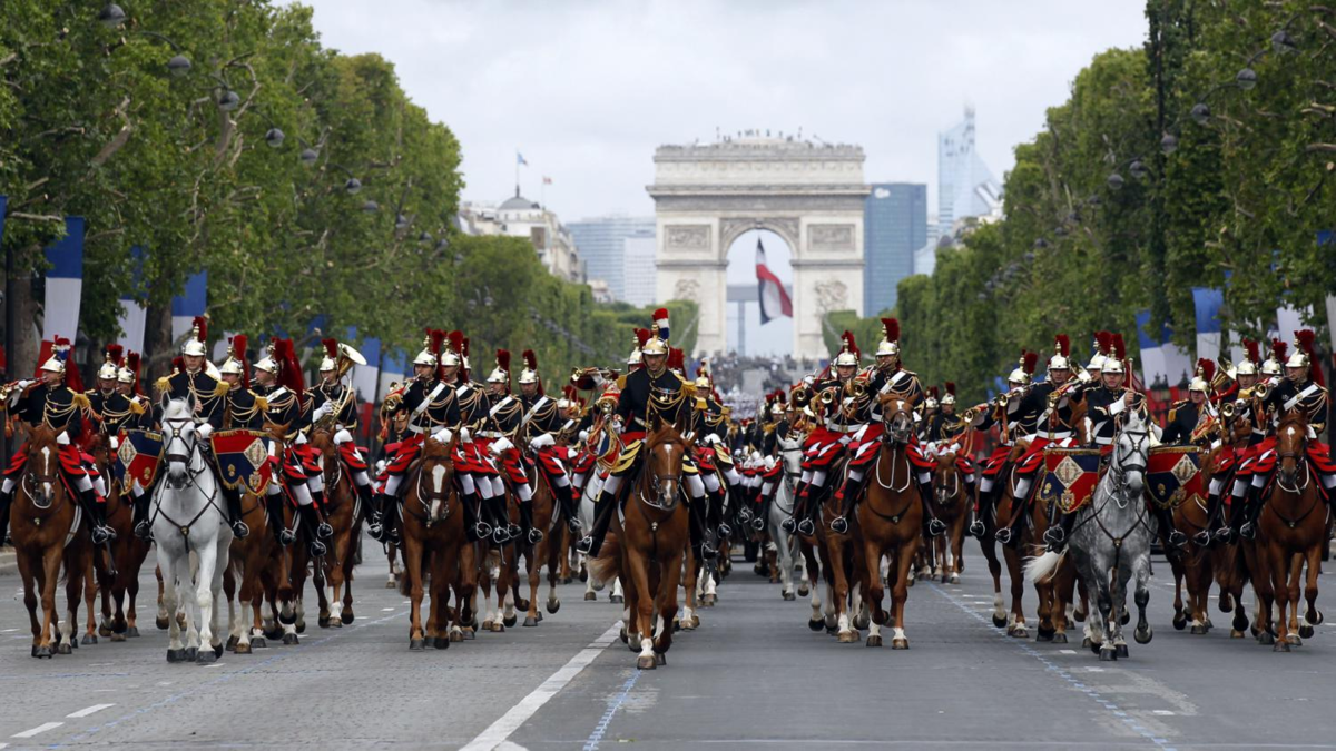 Национальный праздник Франции 14 июля. День взятия Бастилии во Франции. 14 Июля день взятия Бастилии. День взятия Бастилии парад.