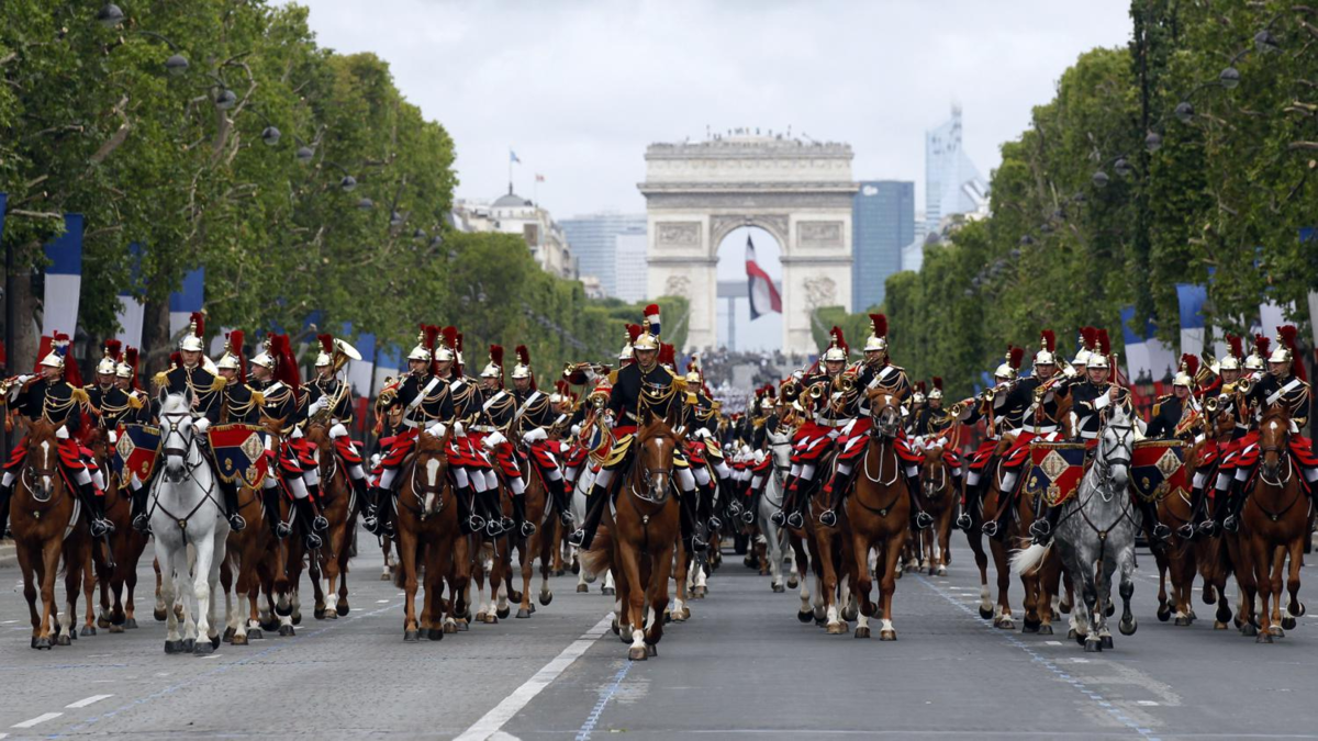 French holiday. Национальный праздник Франции 14 июля. День взятия Бастилии во Франции. 14 Июля день взятия Бастилии. День взятия Бастилии парад.