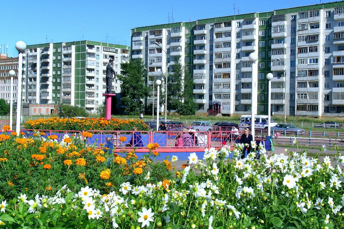 Время в братске. Площадь городов Братск. Улица городская Братск. Братск лето. Братск улица Советская сверху.