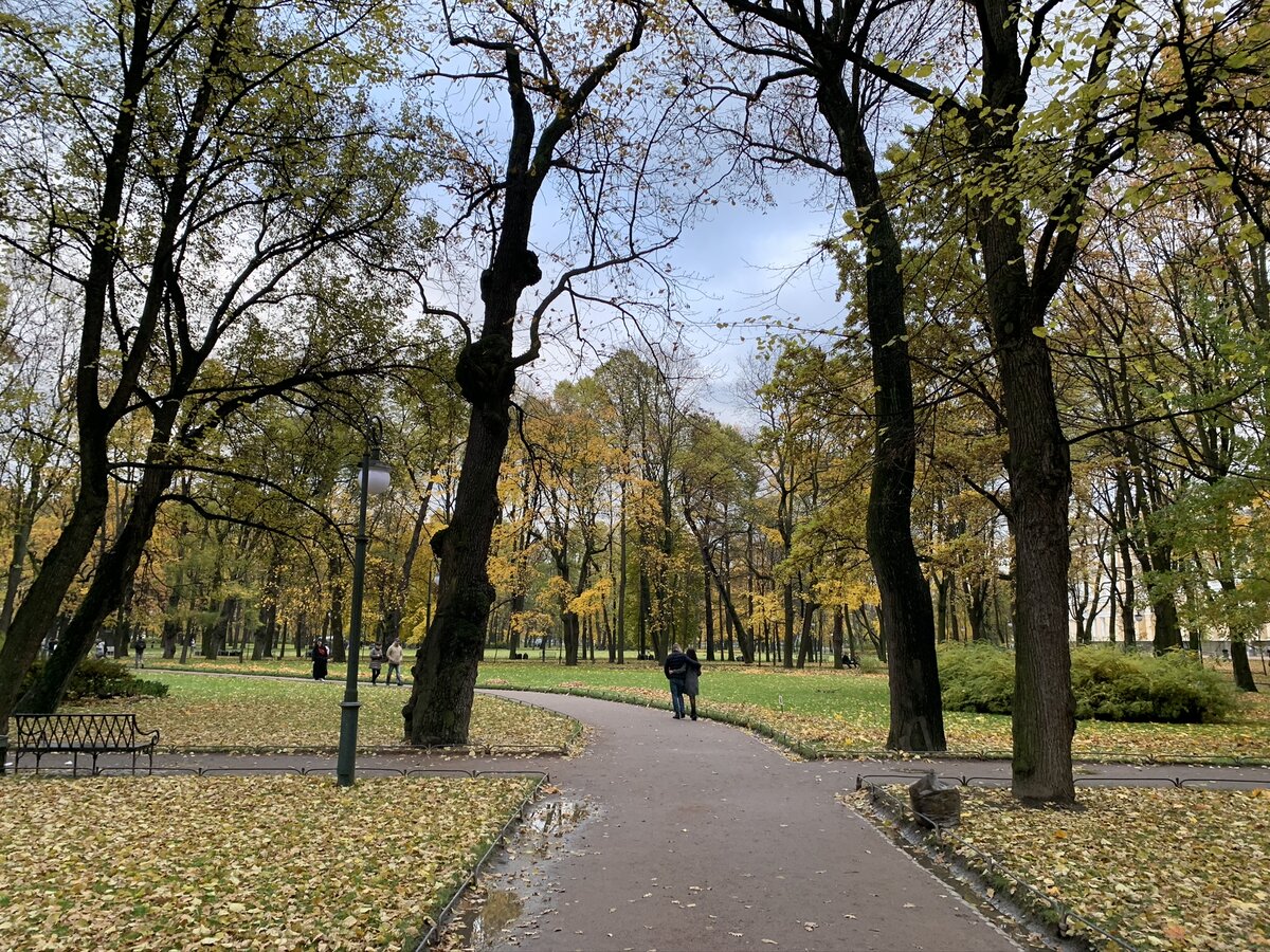 Михайловский парк в Санкт-Петербурге. Михайловский сад СПБ. Михайловский сад в Санкт-Петербурге адрес. Ворота Михайловского сада.