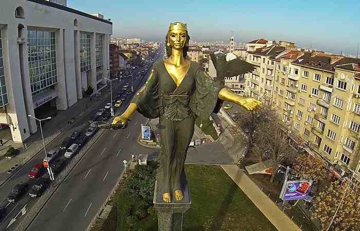 Большая статуя в Софии