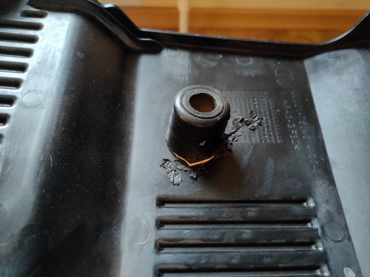 Трещина в накладке на двигатель Chevrolet Niva