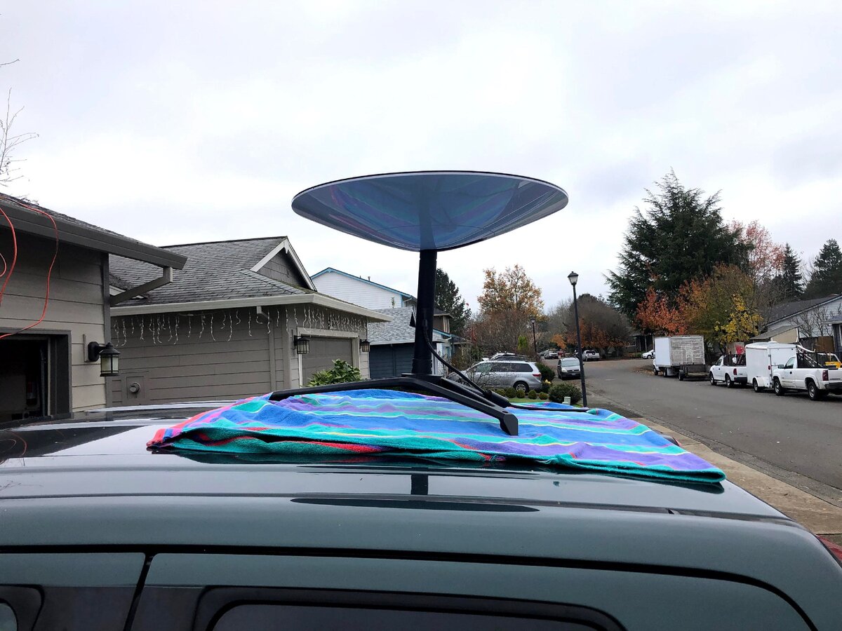 "тарелка" Starlink на крыше автомобиля - фото пользователя Starlink Eprosenx