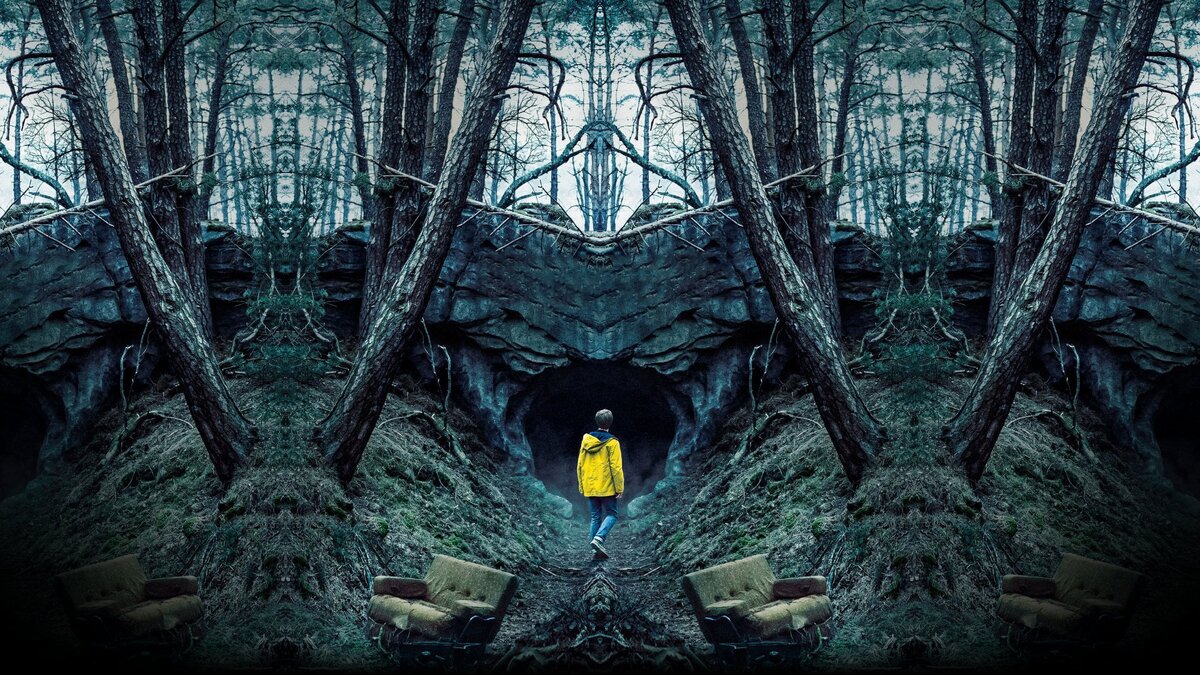 Немецкий эквивалент «Очень странных дел» (первый немецкий релиз Netflix), только куда более тягучий, мрачный и сложносочинённый. У сериалов действительно много общего — действие «Тьмы» разворачивается в забытом богом провинциальном городке, по соседству располагается загадочная АЭС, вдруг начинают пропадать дети. Вот только временная канва здесь намного запутаннее — события сериала происходят сразу в нескольких временных отрезках, и разобраться в хитросплетениях судеб многочисленных героев и бесконечных флешбэков будет совсем непросто. Прибавьте к витиеватому детективному сюжету мощнейший саспенс, который достигается почти безо всяких спецэффектов, и получите один из самых впечатляющих научно-фантастических сериалов Netflix. 

