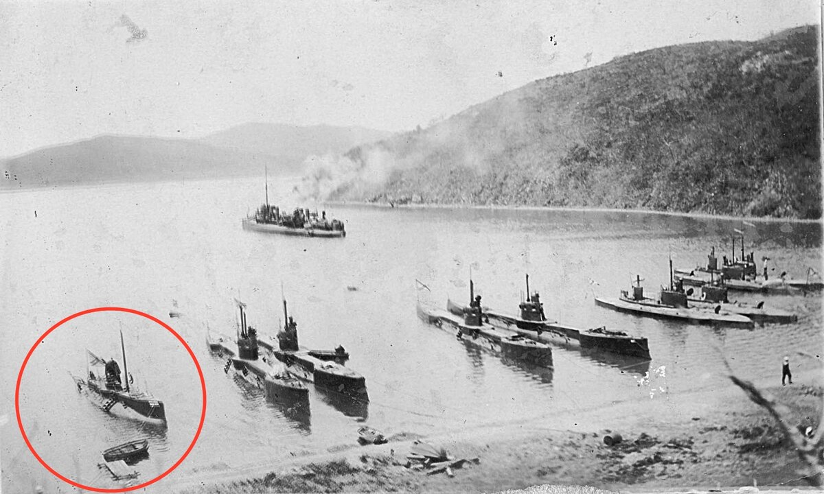 Подлодки Сибирской флотилии в бухте Улисс, «Дельфин» слева. 1908 г.