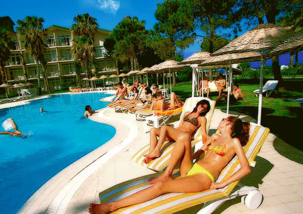 Девушки в шезлонге