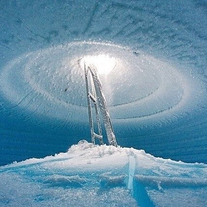 Мёртвые города в Антарктиде ⠀
Как всем известно, неизведанные глубины планеты Земля всегда притягивали к себе своей мистической загадочностью исследователей и учёных всех времён и народов. Так, одним из самых неизвестных и наименее изученных регионов Земли считается её Южный полюс – Антарктида. Исследования и открытия, проведённые на этом континенте, только оставляют за собой ещё больше вопросов. Но что неизвестного и неизученного может быть на территории, почти полностью покрытой вечным льдом?
⠀
Вот какие общие сведения о материке. Поверхность шестого континента Земли более чем на 99 процентов покрыта льдами. Исследования учёных показали, что самая большая толщина ледяного покрова составляет около 4,5 километров. Средняя же – около 1,7 километров. Известно, что совокупный объём всего льда колеблется от 23-25 миллионов кубических километров.
⠀
Регион по праву можно назвать полюсом холода Земли. На поверхности вечной мерзлоты фиксируются низкие температурные показатели воздуха. В зимний период (июнь-август) этот средний режим составляет минус70 градусов по Цельсию, а в летний сезон (декабрь-февраль) поднимается в среднем до минус 40 градусов.
⠀
Сухопутных млекопитающих в Антарктиде нет. Постоянными её обитателями являются морские слоны, пингвины и некоторые виды птиц.
⠀
Интересно, что этот материк таит в себе больше тайн и загадок, чем одна из планет нашей Солнечной системы – Марс. Да и отличается от него не многим, разве только тем, что здесь кислорода больше. А температура на поверхности практически одинаковая. Известно, что 21 июля 1983 года станцией «Восток» была зафиксирована самая низкая температура на Земле за всю историю существования метеорологических наблюдений и достигла она отметки в 90 градусов ниже нуля. Даже самих фотоснимков поверхности вечных льдов гораздо меньше, чем у Марса.
⠀
С тех пор, как русские мореплаватели под командованием Беллинсгаузена и Лазарева открыли Антарктиду (27 января 1820 года), о ней удалось узнать всего лишь ничтожно малую часть информации. Учёным и исследователям так и неизвестно, что же скрыто под огромной толщиной льда. Даже сама поверхность континента остаётся малоизученной.
⠀
2⃣ Стоит отметить, что за последнее десятилетие подо льдом на территории материка были обнаружены озёра с тёплыми течениями, соединёнными между собой сетью тоннелей. Исходя из информационных данных различных источников, эти проходы довольно разветвлённые и обширные, и находятся на глубине около 4 километров под землёй. Как считают специалисты, по ним возможно даже попасть к другим местам нашего земного шара.
⠀
С целью поиска таких ходов, в 1938 году, 16 июня в Антарктиду была отправлена экспедиция исследователей под командованием Альфреда Ритшера, которая включала в себя три корабля и авианосец «Манфред фон Рихтхофен». А 14 октября того года ими был обнаружен мёртвый город «в горной долине с пирамидой». В этой местности учёные наткнулись на странные монументы с древними надписями, необычные подводные коридоры и тоннели с узорами на стенах, а также на скульптуры, очень напоминающие идолов со знаменитого острова Пасхи. Сотрудники экспедиции тщательно зафиксировали всё увиденное на фотокамеру.
⠀
Чтобы продолжить данное исследование в недрах вечных льдов, 11 октября 1938 года по распоряжению Адольфа Гитлера в район Антарктиды было отправлено ещё пять подводных лодок. Одна из них под бортовым номером UA – 4 в начале ноября смогла пройти по подводному коридору в месте выхода тёплого течения около 800 метров. Затем субмарина вошла по тоннелю в центр горы и поднялась на поверхность в озере с тёплой водой. Это была гигантская пещера с теми же странными монументами и надписями, которая оказалась связана сетью тоннелей с другими подобными пещерами. А 20 декабря членами исследовательской группы были выявлены шахты неприродного происхождения. Стены этих шахт имели удивительно гладкую и ровную поверхность, резко уходящую вниз. Интересным фактом для учёных оказалась находка каменных статуй в виде животных, имеющих крылья и острые клыки. Немного позже, в течении трёхлетнего периода нашли ещё пару мёртвых городов с проходами, ведущими в пещеры. По возвращению домой из экспедиции, одна подводная лодка загадочным образом потерпела крушение…
 @taini_tsivilizaciii 3⃣ Также интересно то, что известный чилийский дипломат Мигель Серрано, принимавший непосредственное участие в одной из экспедиций на шестой континент в 1947 – 1948 годах, пытался найти там оазис для жизни с тёплыми источниками. Политик также предложил знаменитой Ханне Рейч – лётчице Третьего рейха, отправиться на самолёте к Южному полюсу, дабы найти там вход к центру Земли.
⠀
Всё это время учёные не оставляли попыток найти ответы на поставленные вопросы про обнаруженные мёртвые города. Так, несколькими десятилетиями позже в декабре 1973 года, группа аквалангистов под руководством знаменитого французского исследователя Мирового океана Жака Ив Кусто также обнаружила подводную пещеру. Пробравшись в неё, они увидели всё те же статуи животных и непонятные надписи. Однако домой группа капитана Кусто вернулась не в полном составе. Таинственным образом в дороге погибли пять человек.
⠀
Очередную экспедицию 1979-1983 годов составляли российские исследователи. Имея три подводные субмарины и два корабля, им удалось найти подводный тоннель, ведущий в мёртвый город Окмарон, существовавший шесть тысячелетий назад. И вновь были обнаружены рунические надписи, которые впоследствии были расшифрованы, но сразу же засекречены. Стоит отметить, что при исследовании города, по необъяснимым причинам одна из лодок получила повреждение и её пришлось оставить в пещере…
⠀
Необходимо отметить, что некоторые дают этим исследованиям мистическое пояснение. Так, одно из пояснений таково. Предположительно во время экспедиции на Тибет была собрана информация о том, что по всему региону Антарктиды находится целая сеть тёплых подземных течений и пещер. Возможно это нечто, что осталось от когда-то процветающей культуры или цивилизации, превосходящей современный человеческий ум. А возможно, эти города строили инопланетяне, прилетавшие на Землю.
 