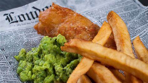 Рыба с жареным картофелем традиционно продается в магазинах Fish and Chip завернутыми в газету.