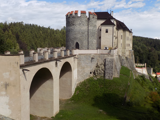 Вид на замок с юга, если мне не изменяет память (фото из личного архива)