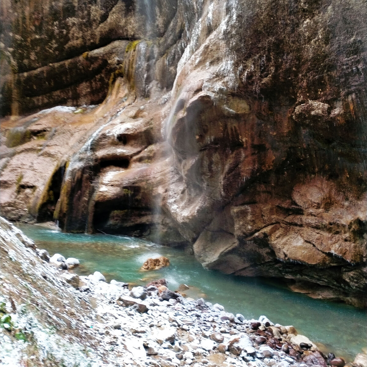 Чегемские водопады. Фото не передаёт, но скалы очень красиво плачут.