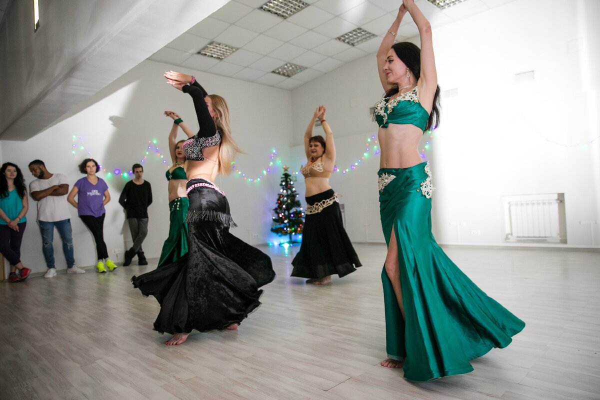 Мое первое выступление с танцем живота на публике. Листайте галерею