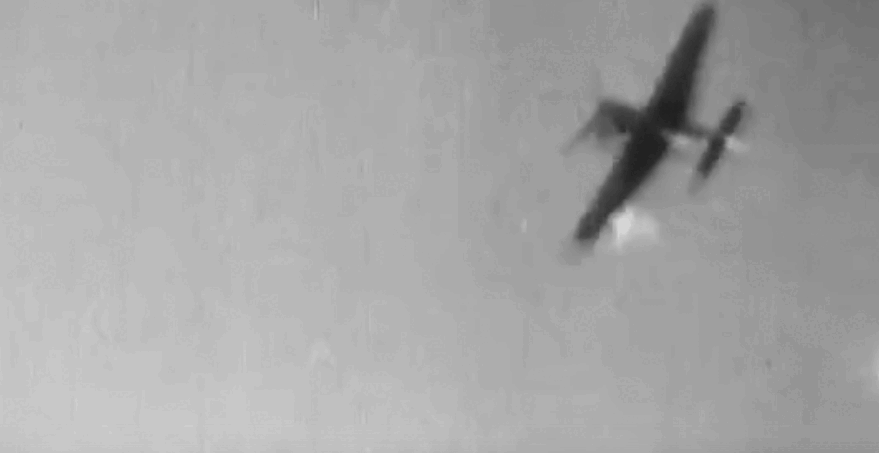 После попадания из 20-мм пушки бак спитфаера загорается, а пилоту остается только прыгнуть с парашютом или вынужденно садиться.