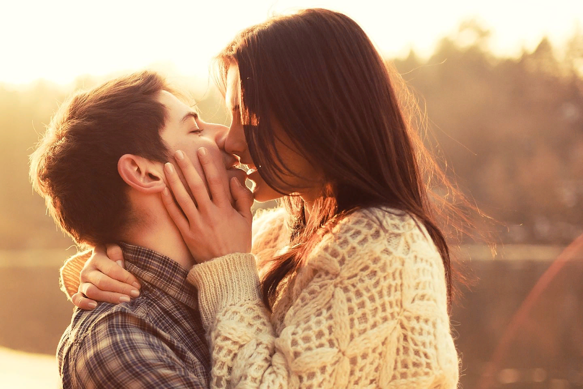 Хочу быть вдвоем. Красивый поцелуй. Объятия влюбленных. Влюбленные парочки. Влюбленные парень и девушка.