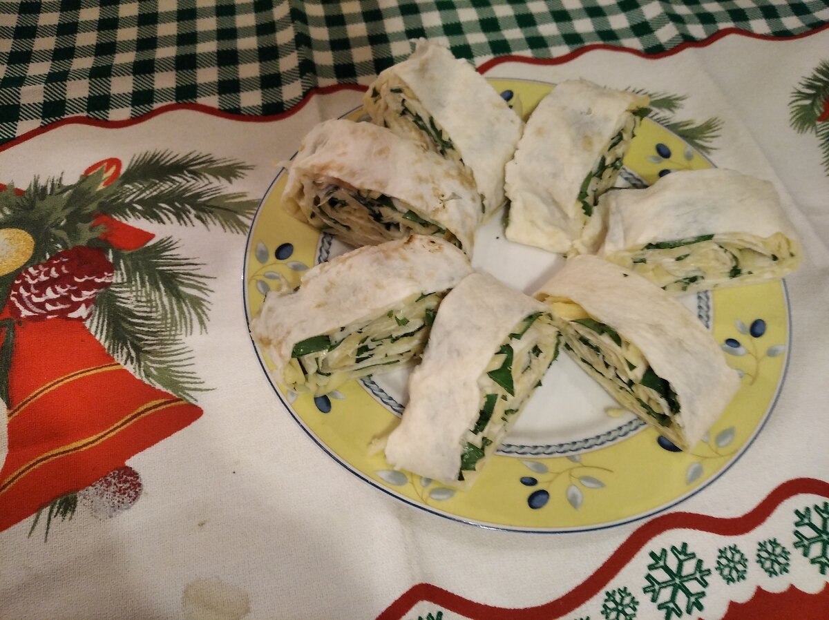 Разрезать рулет на кусочки шириной 2-3 см.