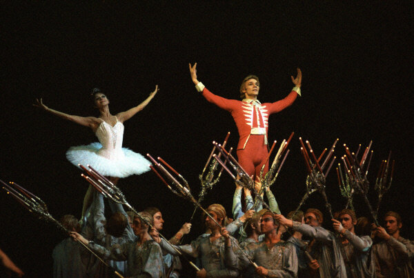 Екатерина Максимова и Владимир Васильев в "Щелкунчике". Яндекс-картинки.