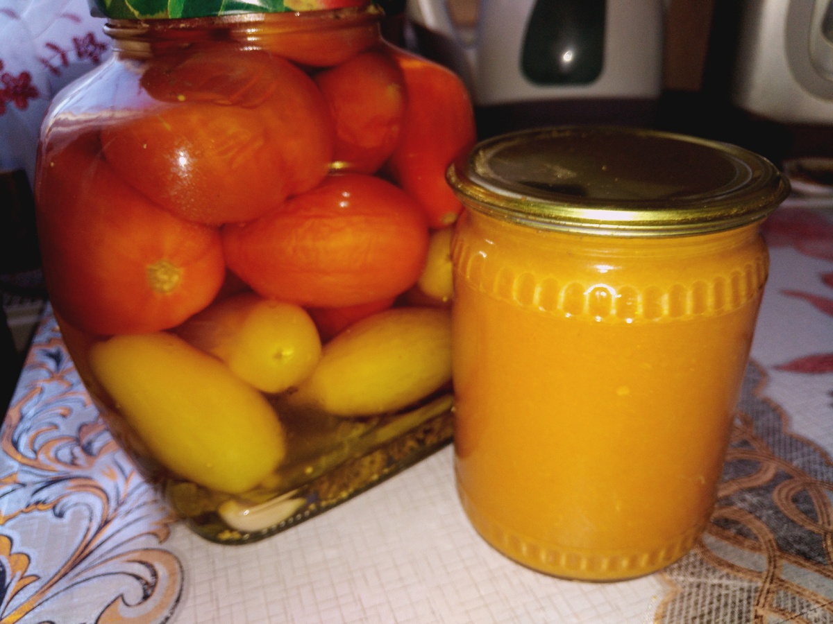 Маринованные помидоры и кабачковая икра