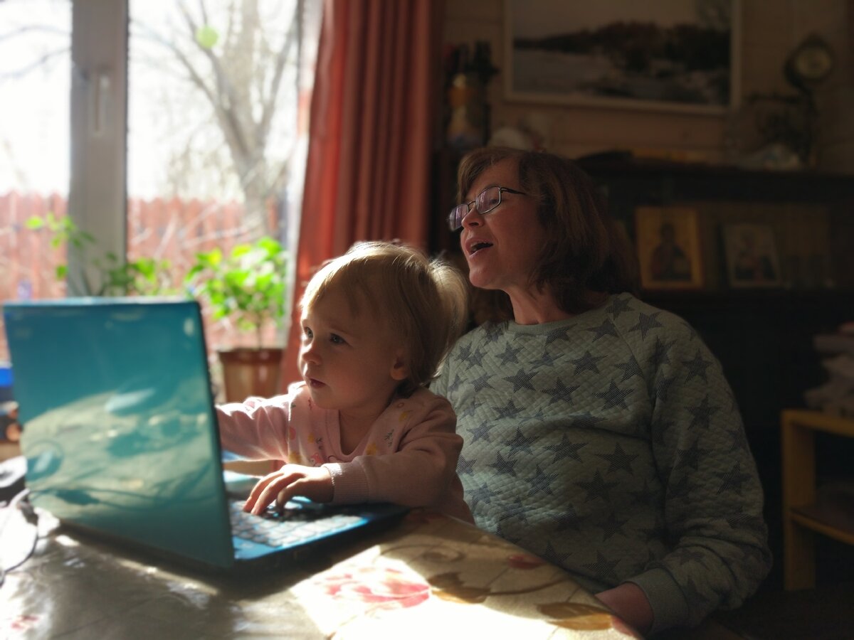 Дочка контролирует процесс заполнения заявки