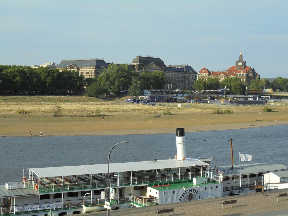 Обмелевшая Эльба. Пароходики на приколе. Ждут дождей.