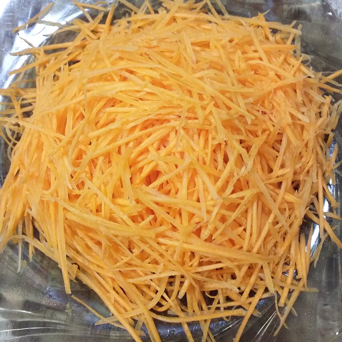 Натираем морковь на корейской тёрке