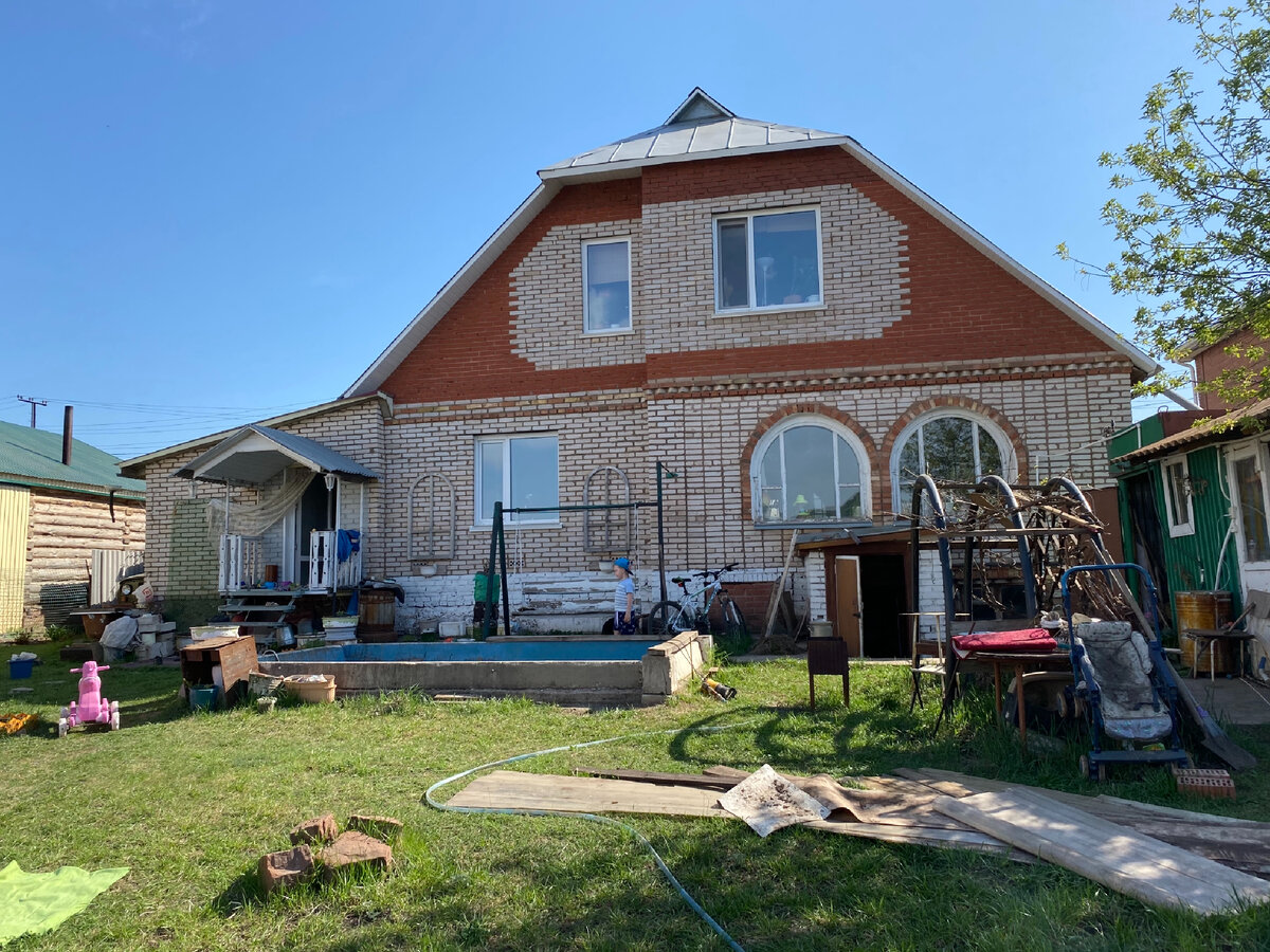 Родительский дом. Вид со двора. Немного бардак, так как ещё весна, приводим в порядок после зимы