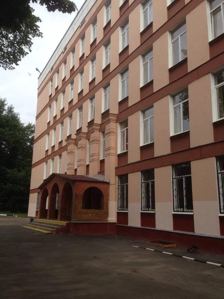 Вот такой стала школа АлиСанны. На месте асфальта до злополучного ремонта росли прекрасные каштаны, крыльцо ещё не обзавелось тяжёлым кирпичным "портиком", стены здания были светло-бежевыми